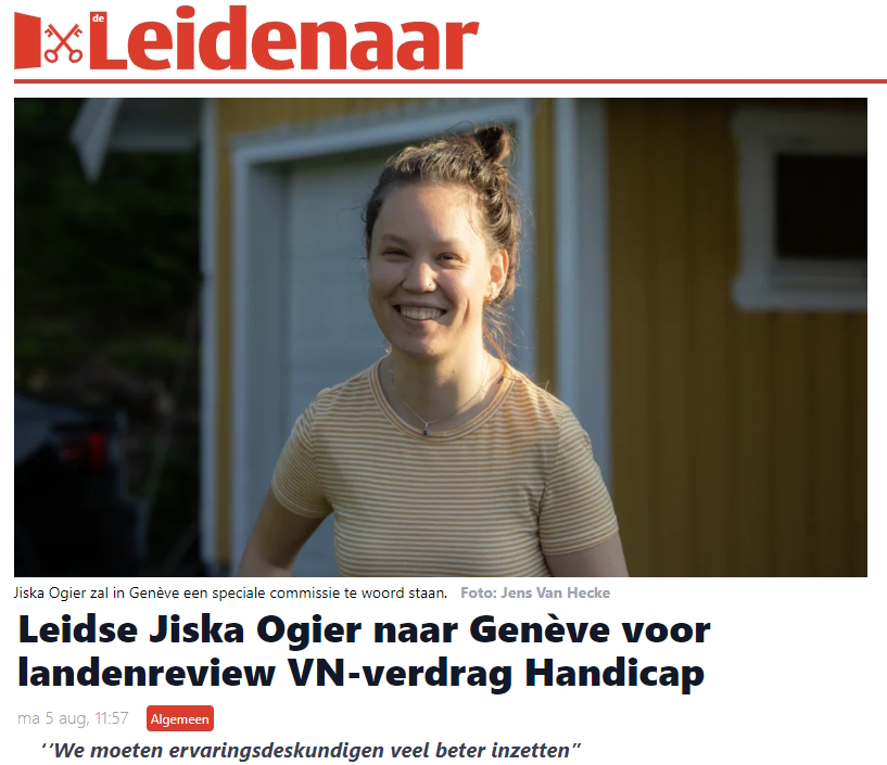 Stukje van de website "De Leidenaar", bovenaan in rode letters het logo. Daaronder een foto van mij, ik ben een indo vrouw met opgestoken haar, ik draag een wit-geel gestreept shirt en ik lach naar de camera. De zon komt van rechts en werpt een schaduw op mijn gezicht. Foto door Jens Van Hecke. Onder de foto is de titel van het artikel zichtbaar "Leidse Jiska Ogier naar Genève voor landenreview VN-verdrag Handicap" 5 augustus 2024 en een quote "We moeten ervaringsdeskundigheid veel beter inzetten".