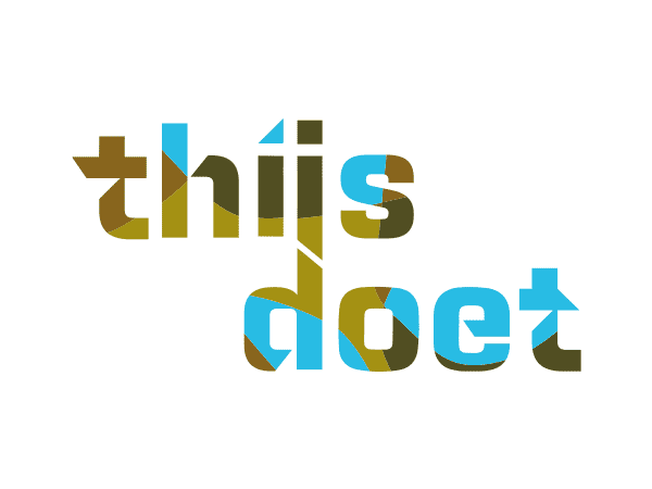 Logo van Thijs Doet, in tinten bruin, groen en lichtblauw.