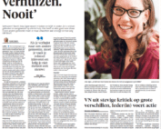 Digitaal knipsel van het krantenartikel. Links in grote letters "Ik ga nooit verhuizen. Nooit", daaronder (onleesbaar) het artikel dat rechts doorloopt. Bovenaan rechts een portret van mij, ik ben een indo vrouw met donker golvend haar en een bruin montuur bril, ik draag een bordeauxrode jumpsuit en lach naar de camera. Foto door Marijn de Wijs.