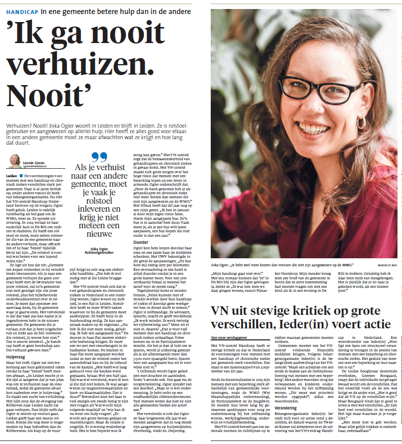 Digitaal knipsel van het krantenartikel. Links in grote letters "Ik ga nooit verhuizen. Nooit", daaronder (onleesbaar) het artikel dat rechts doorloopt. Bovenaan rechts een portret van mij, ik ben een indo vrouw met donker golvend haar en een bruin montuur bril, ik draag een bordeauxrode jumpsuit en lach naar de camera. Foto door Marijn de Wijs.