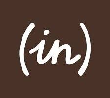 Bruine achtergrond met in witte sierlijke letters "(in)" uit het logo van Ieder(in).